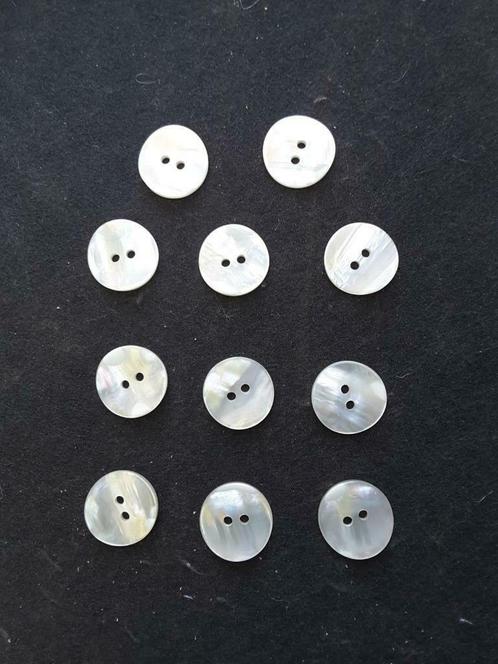 set van 11 knopen 17 mm parelwit 2 gaats B11172, Hobby en Vrije tijd, Naaien en Fournituren, Nieuw, Knoop of Knopen, Ophalen of Verzenden