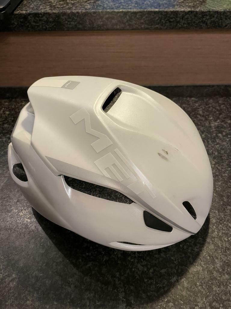 ② MET Manta helm maat Medium 54 - 58 cm — Fietsaccessoires | Fietshelmen —  2dehands