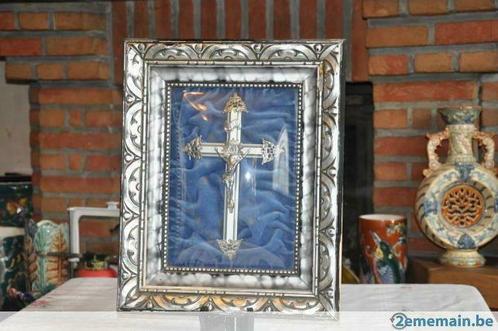 crucifix dans cadre bombe rectangulaire argenté, Antiquités & Art, Antiquités | Objets religieux