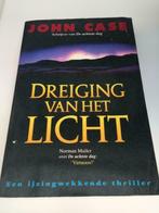 Boek / John Case - Dreiging van het licht, Boeken, Gelezen, Ophalen of Verzenden