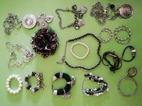 Mix van sieraden / bijoux  oorbellen # armbanden # hangers, Bijoux, Sacs & Beauté, Colliers, Comme neuf, Enlèvement ou Envoi
