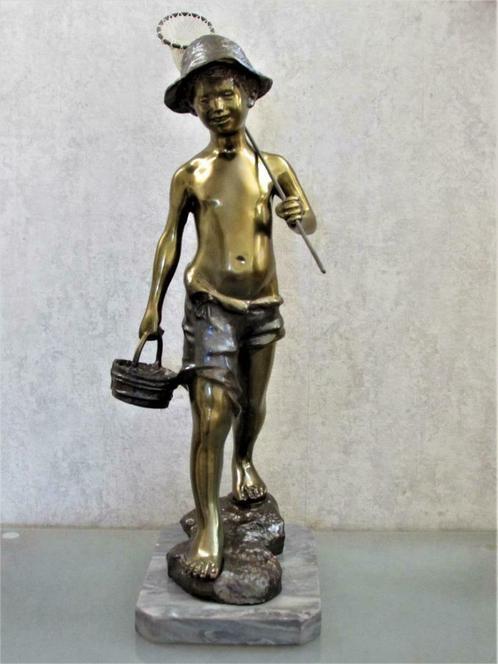 Mooie oude bronzen beeld van een blije vissers jongen, Collections, Statues & Figurines, Comme neuf, Humain, Enlèvement ou Envoi