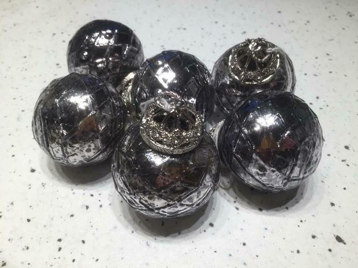 21 x D. grijze decoratieve kerstballen + 6 glazen gratis., Diversen, Kerst, Ophalen of Verzenden