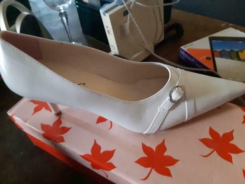 Heel mooie NIEUWE paar witte leren schoenen €60, Kleding | Dames, Schoenen, Nieuw, Schoenen met hoge hakken, Wit, Ophalen