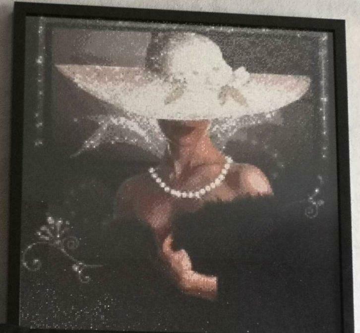 Diamant schilderij "Dame in zwarte jurk en witte hoed"., Antiek en Kunst, Kunst | Overige Kunst