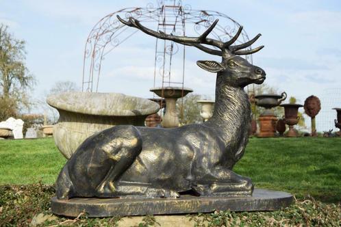 Grand cerf couché en fonte patinée bronze (chasse)., Jardin & Terrasse, Statues de jardin, Neuf, Animal, Autres matériaux, Enlèvement