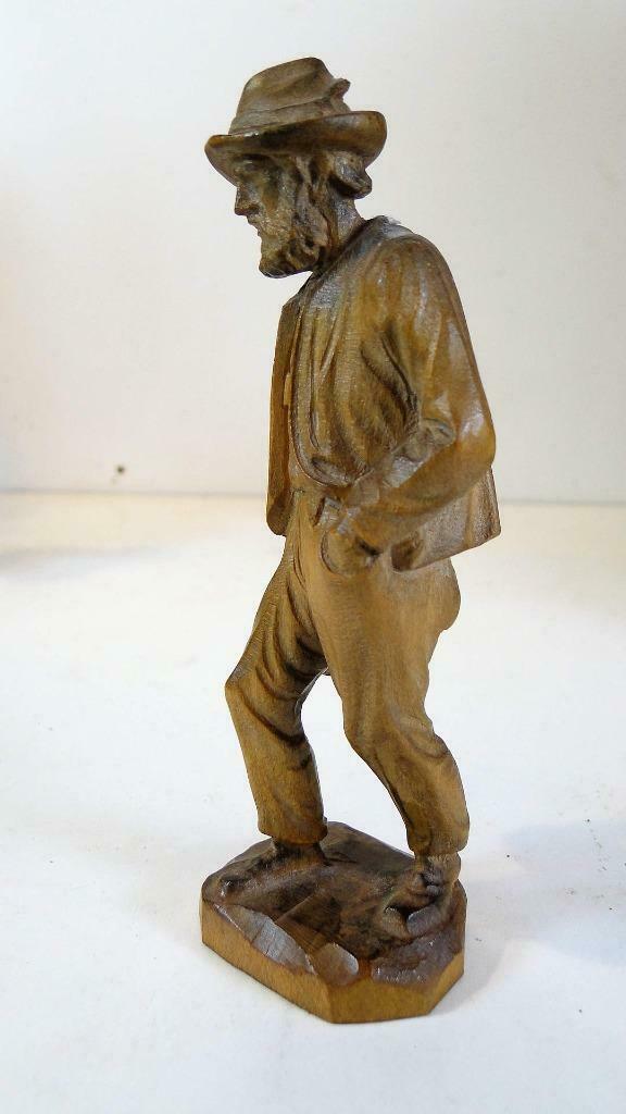 Houten beeld:  Man met hoed en knapzak.   Zwarte Woud, Verzamelen, Beelden en Beeldjes, Ophalen of Verzenden