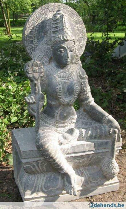 Lakshmi in zwart graniet beeldhouwwerk ca. 77 cm, Tuin en Terras, Tuinbeelden, Zo goed als nieuw, Overige typen, Steen, Ophalen of Verzenden