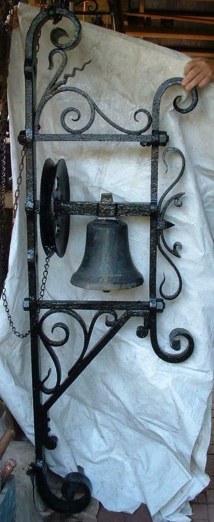 trekbel - deurbel in smeedijzeren hanger, Antiek en Kunst, Antiek | Brons en Koper, Brons, Ophalen