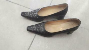 Zwarte lederen loafers met studs.. Stewardess model. 38