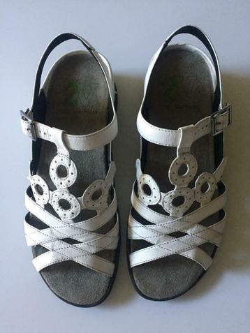 Elegante platte witte 2V by Verhulst sandalen, Vêtements | Femmes, Chaussures, Enlèvement ou Envoi, Comme neuf, 2V by Verhulst