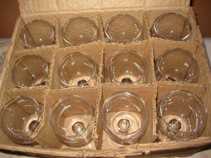 Set van 12 handige bolvormige vintage druppelglazen,op voet, Antiek en Kunst, Curiosa en Brocante, Ophalen