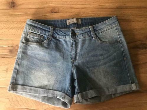 Jeansshort Vero Moda maat medium- rekbaar, Kleding | Dames, Spijkerbroeken en Jeans, Gedragen, W30 - W32 (confectie 38/40), Blauw