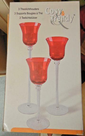 3 coupes bougeoirs en verre rouge sur tige 20, 25 et 30 cm