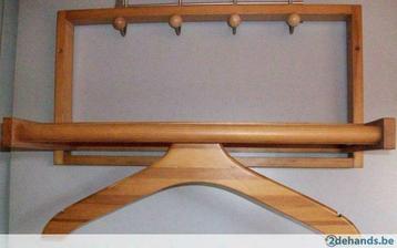 Vouwbaar houten retro kapstok met hoedenplank beschikbaar voor biedingen