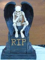un squelette a ailes assis sur une tombe ! halloween ..., Hobby & Loisirs créatifs, Articles de fête, Décoration, Enlèvement ou Envoi
