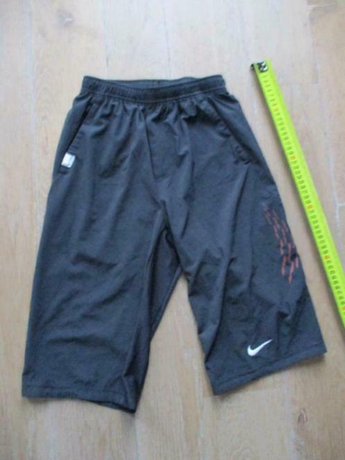 sportshort ,Nike short sportbroek ,  fit dry, Kinderen en Baby's, Kinderkleding | Maat 140, Gebruikt, Jongen of Meisje, Broek