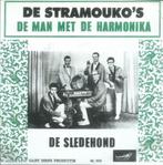 De Stramouko's - 45t: De Man Met de Harmonika / De Sledehond, Comme neuf, Enlèvement ou Envoi, Chanson réaliste ou Smartlap