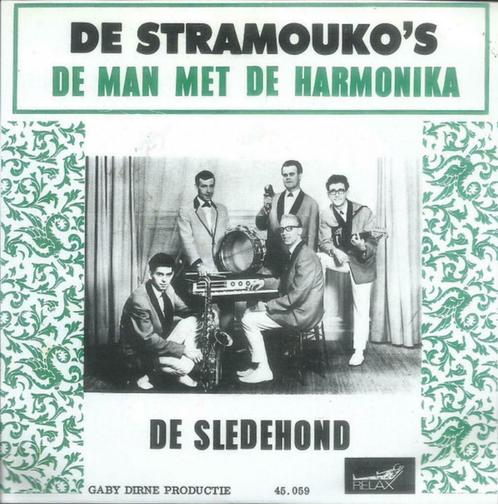 De Stramouko's - 45t: De Man Met de Harmonika / De Sledehond, CD & DVD, Vinyles | Néerlandophone, Comme neuf, Chanson réaliste ou Smartlap