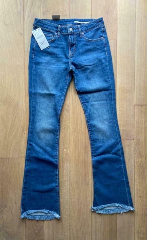 Jeans "patte d'eph" Zara Taille 36 Neuf avec étiquette, Kleding | Dames, Spijkerbroeken en Jeans, Nieuw, W28 - W29 (confectie 36)
