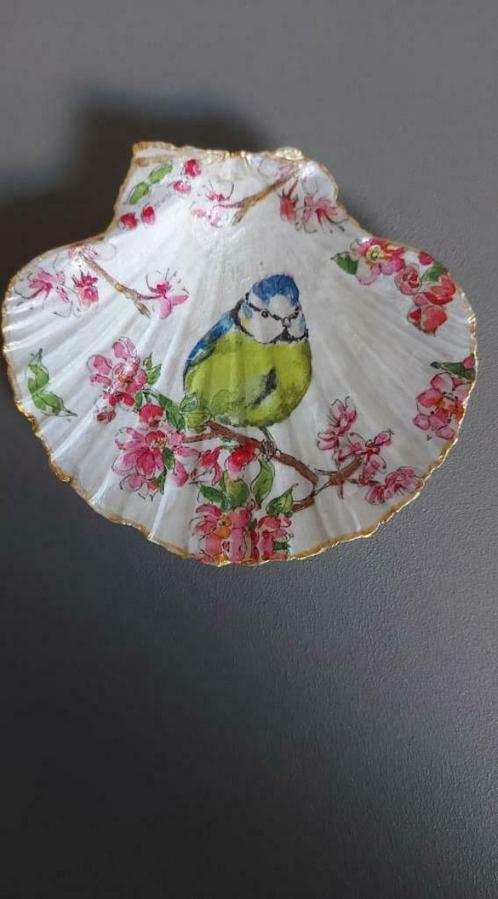 Handgedecoreerde schelp " Koolmees "en bloesems zie *, Diversen, Overige Diversen, Nieuw, Ophalen of Verzenden