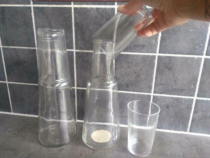 2 flessen met 3 glazen, Verzamelen, Glas en Drinkglazen, Zo goed als nieuw, Ophalen of Verzenden