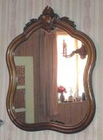 oude spiegel met gebogen en gesneden houten frame, bruin gel, Overige vormen, 50 tot 100 cm, Minder dan 100 cm