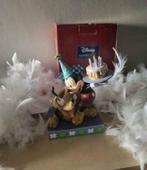 Figurine Disney Traditions Mickey & Pluto HAPPY BIRTHDAY, Collections, Comme neuf, Mickey Mouse, Statue ou Figurine, Enlèvement ou Envoi