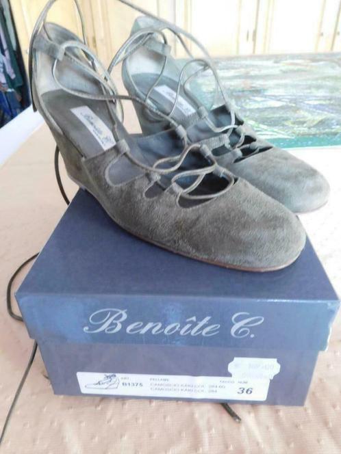 Chaussures Benoîte C. en daim kaki pointure 36, Vêtements | Femmes, Chaussures, Comme neuf, Autres types, Autres couleurs, Enlèvement ou Envoi