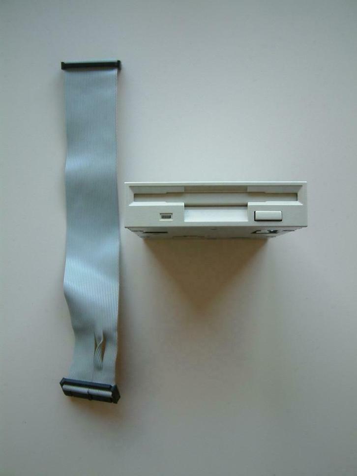 Lecteur de disquettes 3½"pouces - Mitsumi - Reconditionné, Informatique & Logiciels, Lecteurs de carte mémoire, Utilisé, Enlèvement ou Envoi