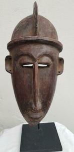 masque en bois    hauteur 31cm   largeur 15 cm 550 gr