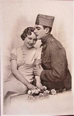 POSTKAART MILITAIR- SOLDAAT MET VRIENDIN, Verzamelen, Ophalen of Verzenden, Ongelopen