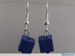 oorbellen ZELFGEMAAKT NIEUW 'houten kubusjes' blauw, Handtassen en Accessoires, Oorbellen, Nieuw