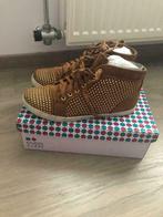 Cognac sneakers met gouden studs (maat 40), Bruin, Even & Odd, Ophalen of Verzenden, Sneakers