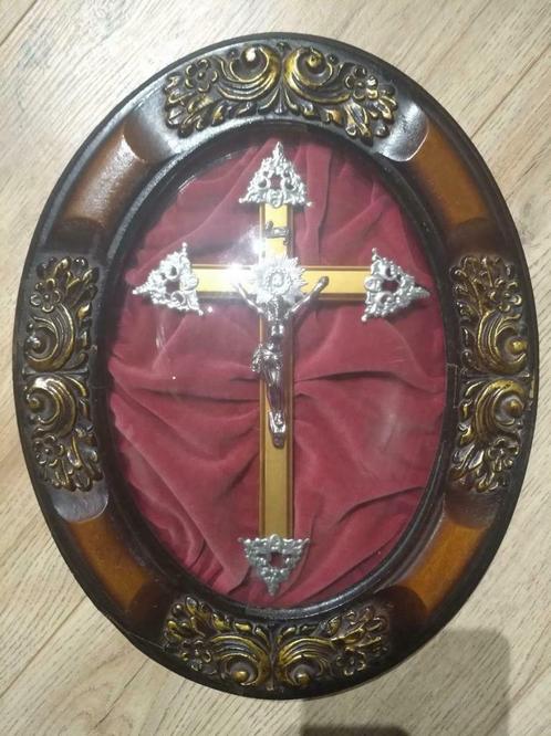 Christ dans un beau cadre ovale en bois avec verre bombé, Antiquités & Art, Antiquités | Objets religieux, Enlèvement ou Envoi