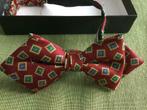 Vlinderdasje , strikje, donker rood met ingeweven figuurtjes, MET, Ophalen of Verzenden, Zo goed als nieuw, Met patroon