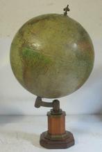 aparte vintage wereldbol globe met relief en mooie voet  119, Antiek en Kunst, Verzenden
