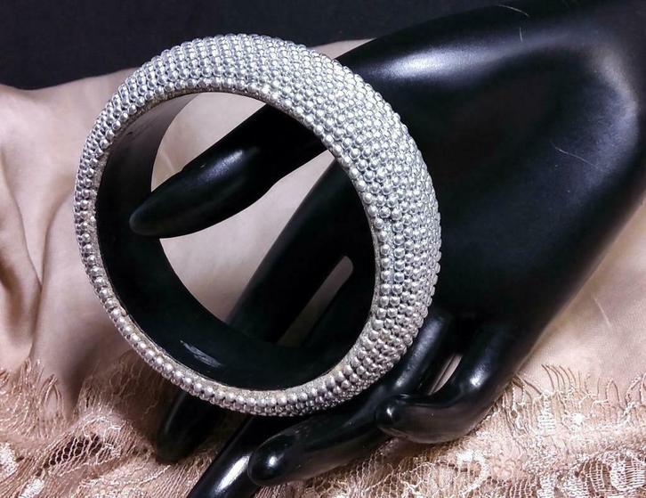 Prachtige handgemaakte brede armband, Handtassen en Accessoires, Armbanden, Zo goed als nieuw, Overige materialen, Zilver, Ophalen of Verzenden