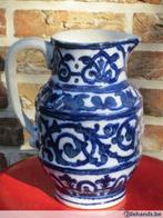 Belle cruche en barbotine bleu et blanc - AMC Wasmuel, Antiquités & Art, Enlèvement ou Envoi