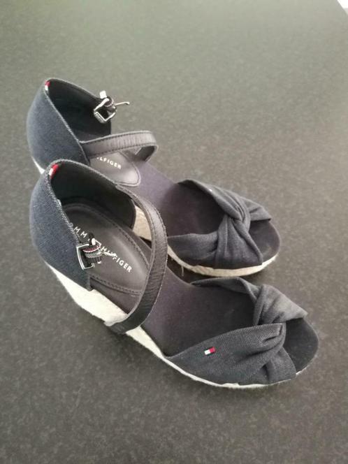 Sandales Tommy Hilfiger à talons compensés, Vêtements | Femmes, Chaussures, Comme neuf, Sandales et Mûles, Bleu, Enlèvement