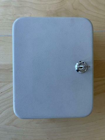 Metalen sleutelkast beschikbaar voor biedingen