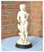 §statue en résine blanche sur socle noir, Antiquités & Art, Enlèvement ou Envoi