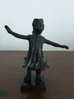 Figurine fille avec les yeux bandés., Antiquités & Art, Antiquités | Bronze & Cuivre, Enlèvement ou Envoi