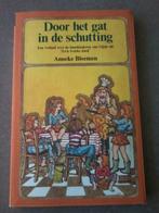 Door een gat in de schutting - Anneke Bloemen, Boeken, Nieuw, Anneke Bloemen, Ophalen of Verzenden