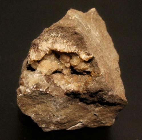 CALCIET geode uit Belgie, Verzamelen, Mineralen en Fossielen, Mineraal, Verzenden