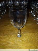Vintage gefacetteerd wijnglas op voet, Antiek en Kunst, Curiosa en Brocante