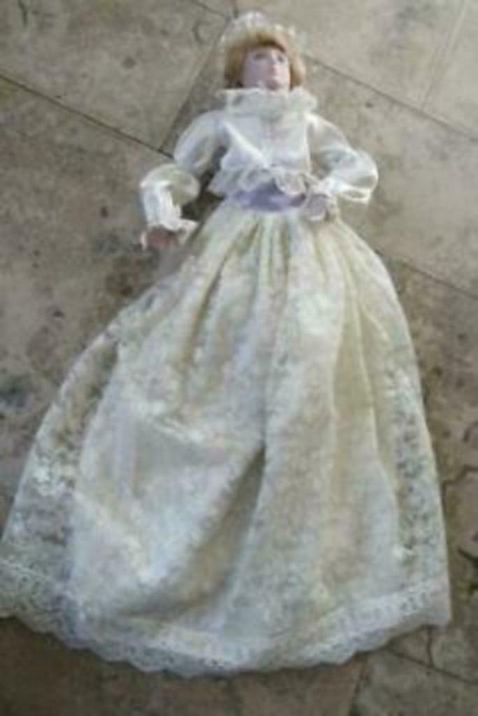 porceleinen sierpop, Verzamelen, Poppen, Zo goed als nieuw, Pop, Ophalen of Verzenden