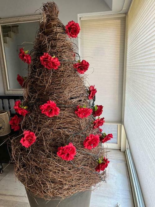 Decoratie bloempot(staal) met rozenlichtjes, Tuin en Terras, Bloempotten, Zo goed als nieuw, Metaal, Binnen, 70 cm of meer, 40 cm of meer