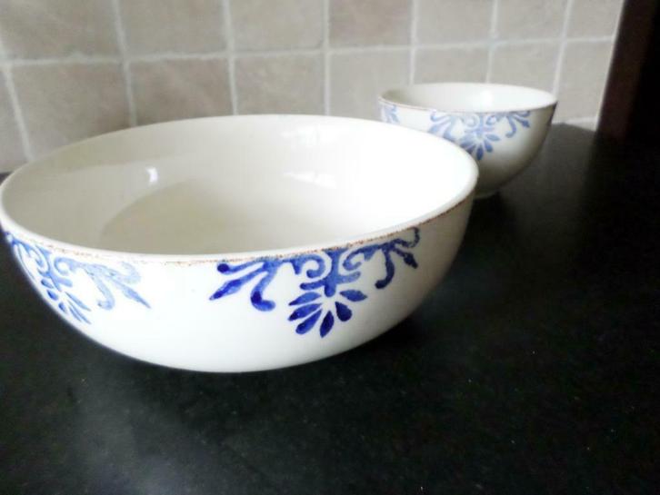 porseleinen kommen 2stuks, Huis en Inrichting, Keuken | Servies, Zo goed als nieuw, Kom(men), Aardewerk, Ophalen of Verzenden