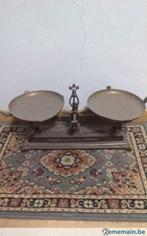 Ancienne balance de magasin avec plateaux en cuivre